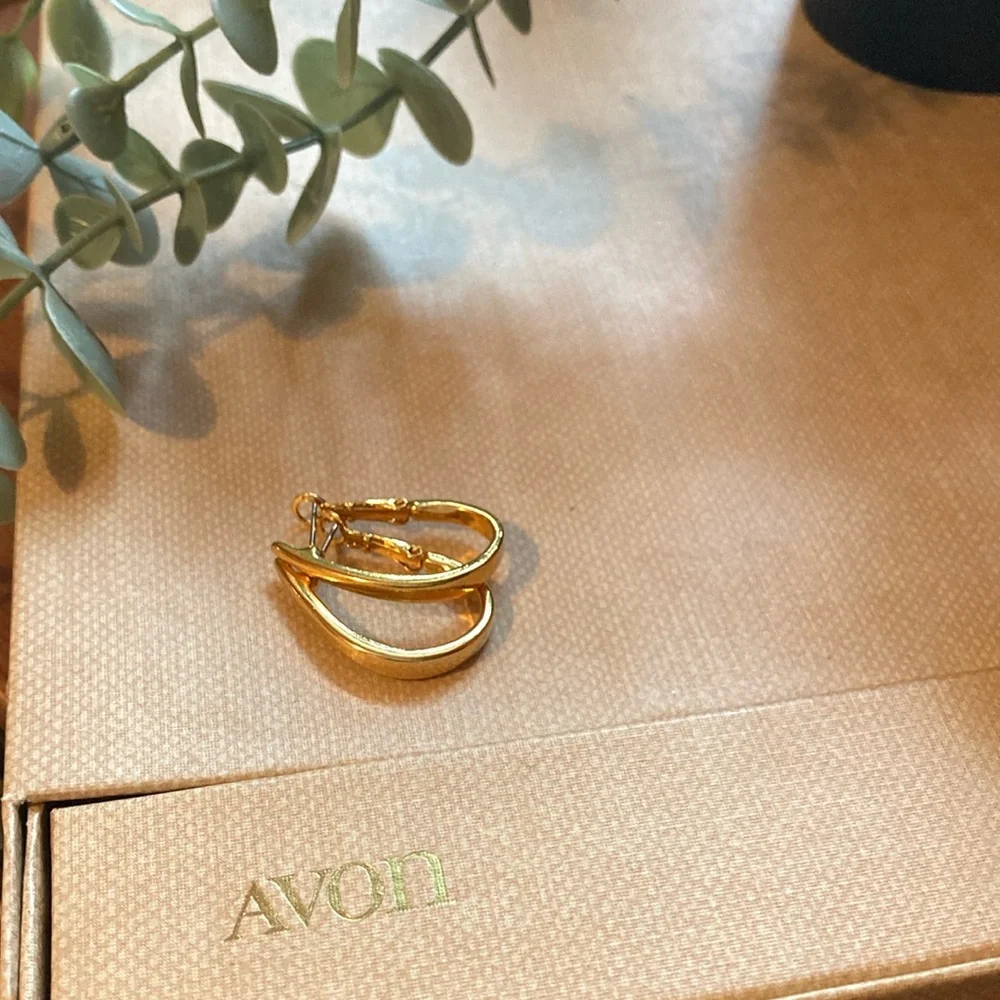 Avon Vintage Jewelry, Sleek and Classic J-Hoop GoldTone Earrings | NIB E40 - Picture 3 of 9